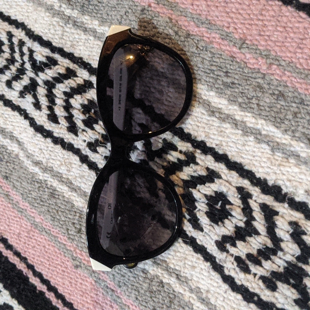 Carolina Herrera sunglasses 🖤🤍🕶️